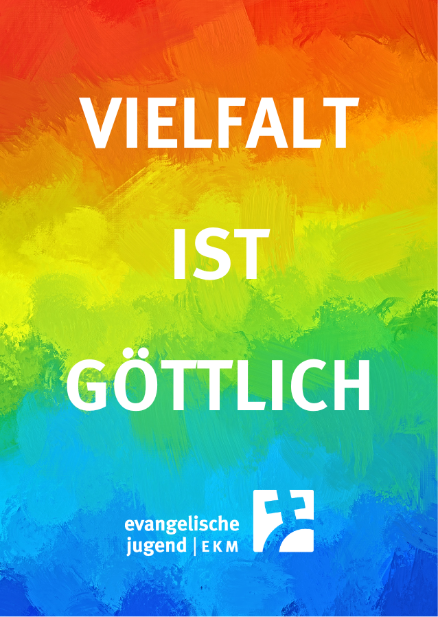 Regenbogenfarbiger aufkleber mit der Aufschrift „Vielfalt ist göttlich“ und dem Logo der evangelischen Jugend EKM.