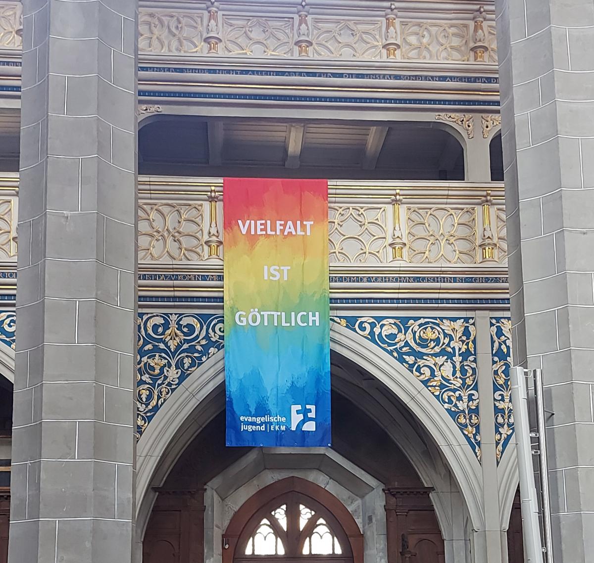 Banner Vielfalt ist Göttlich in der Marktkirche Halle  ©Queer und Glauben Banner Vielfalt ist Göttlich in der Marktkirche Halle  ©Queer und Glauben