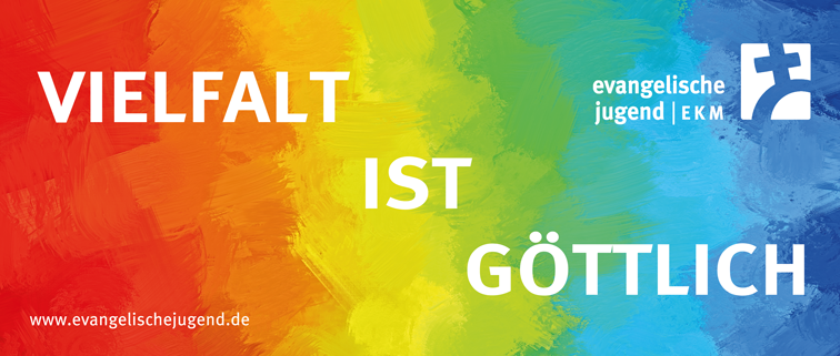 Regenbogenfarbiger Banner mit der Aufschrift „Vielfalt ist göttlich“ und dem Logo der evangelischen Jugend EKM.