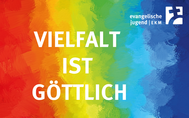 Regenbogenfarbiger Banner mit der Aufschrift „Vielfalt ist göttlich“ und dem Logo der evangelischen Jugend EKM.