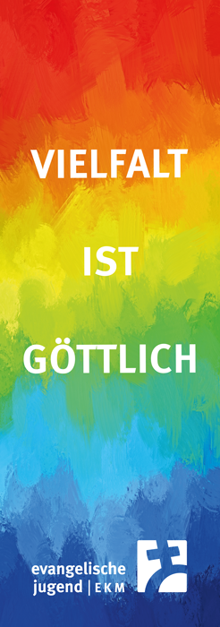 Regenbogenfarbiger Banner mit der Aufschrift „Vielfalt ist göttlich“ und dem Logo der evangelischen Jugend EKM.